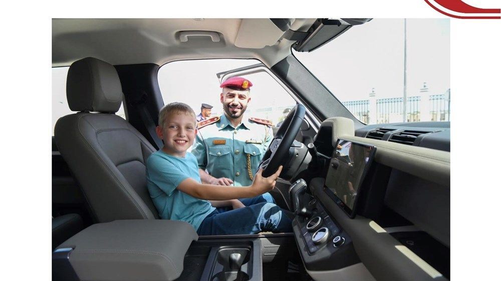 شرطة رأس الخيمة تحقق أمنية طفل ألماني بركوب دورية الشرطة