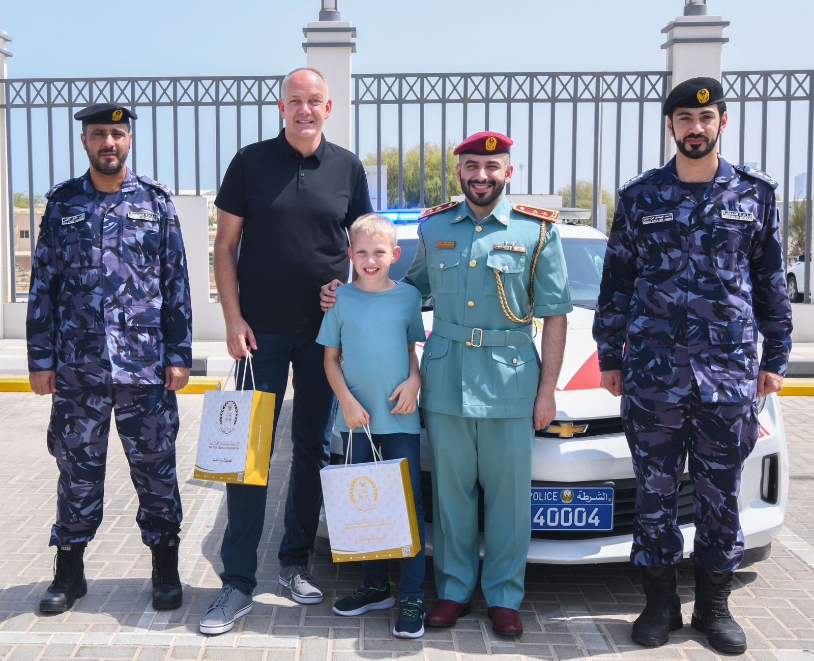 الامارات | شرطة رأس الخيمة تحقق أمنية طفل ألماني بركوب دورية الشرطة