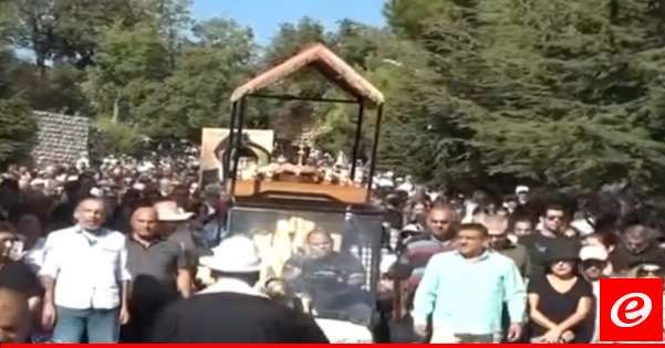 بدء مسيرة القربان المقدس إلى ضريح القديس شربل في دير مار مارون- عنايا