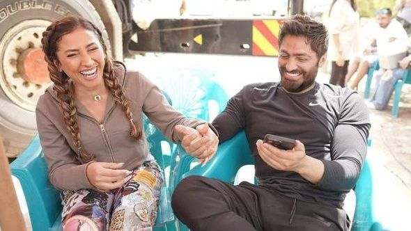 بسمة طليقة تامر تشعلها بصورة "ساحلية" مع عمرو دياب