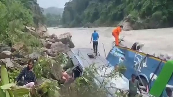 سقوط حافلة ركاب هندية على متنها 40 شخصاً في نهر بنيبال