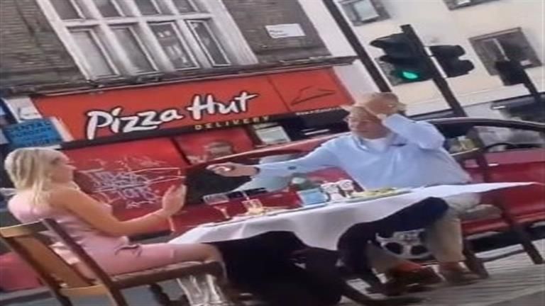 "غداء رومانسي" على ظهر رجل.. فيديو صادم يثير غضب السوشيال ميديا