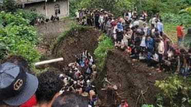 الخليج اليوم .. شاب يمني أنقذ طفلين ثم جرفته السيول.. وانتشال جثته بعد أسبوع(صور)