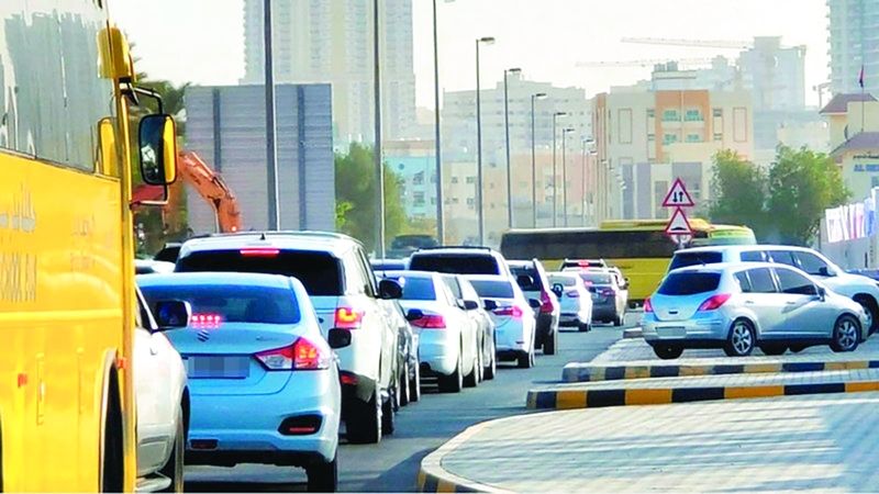 الامارات | «الوقوف العشوائي» لمركبات ذوي طلبة يربك حركة السير بمحيط المدارس