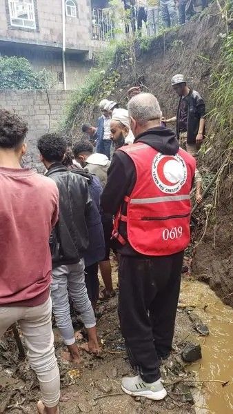 الخليج اليوم .. شاب يمني أنقذ طفلين ثم جرفته السيول.. وانتشال جثته بعد أسبوع(صور)