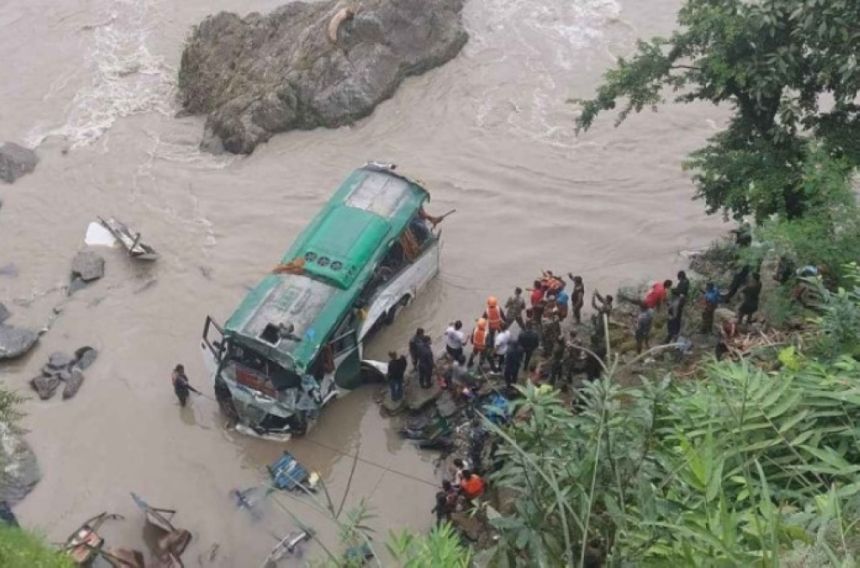 مقتل 14 هنديًا إثر سقوط حافلتهم  بنهر في نيبال