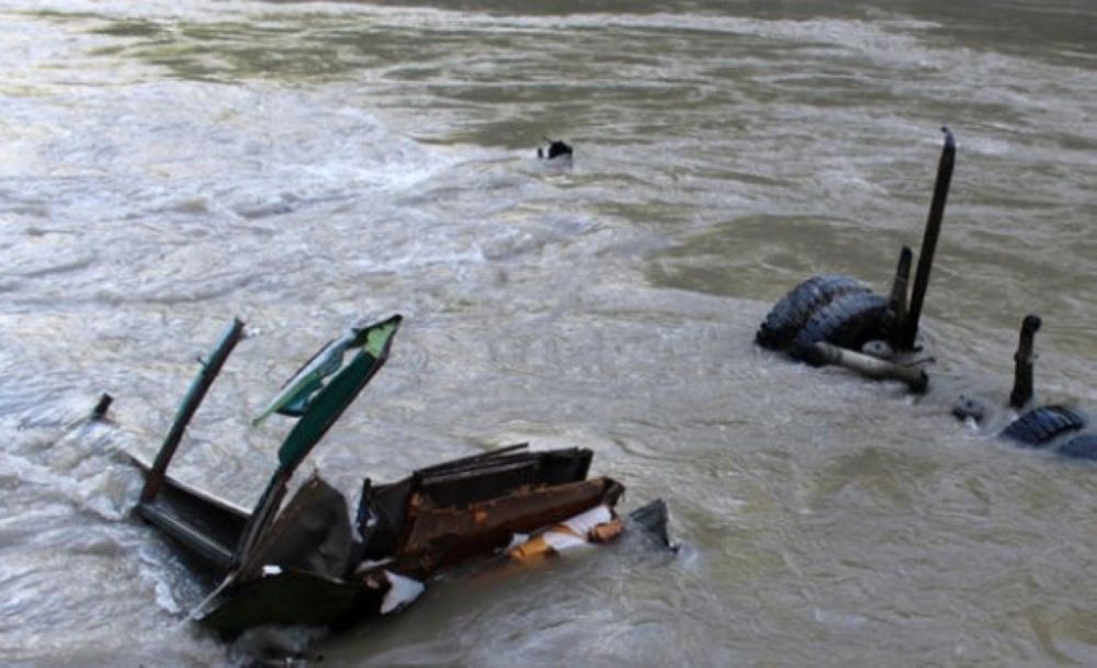 مقتل 14 هنديًا إثر سقوط حافلتهم  بنهر في نيبال