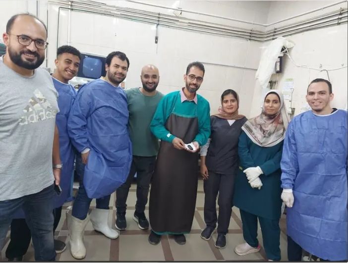 الامارات | كيف يبتلع رجل هاتفاً عن طريق الخطأ؟! حادثة تتكرر في مصر