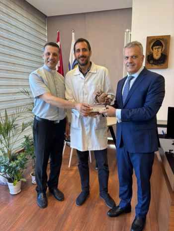 مستشفى سيدة المعونات وجمعية "من حقيّ الحياة" كرّما أطباء عاملين في العيادات الخارجية المجانية