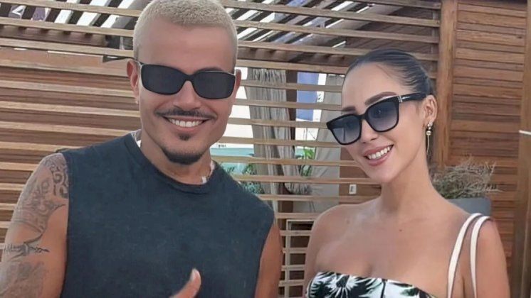 بسمة طليقة تامر تشعلها بصورة "ساحلية" مع عمرو دياب