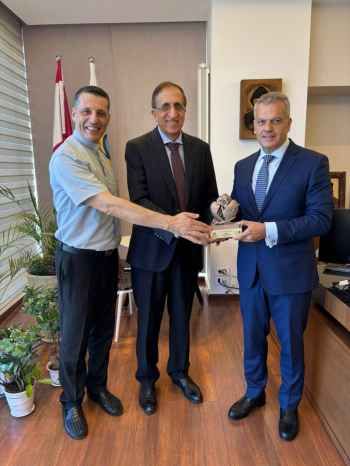 مستشفى سيدة المعونات وجمعية "من حقيّ الحياة" كرّما أطباء عاملين في العيادات الخارجية المجانية