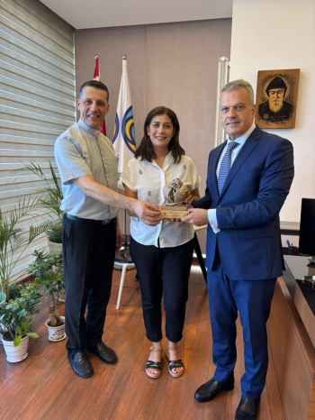 مستشفى سيدة المعونات وجمعية "من حقيّ الحياة" كرّما أطباء عاملين في العيادات الخارجية المجانية