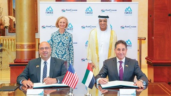 سعود بن صقر يشهد توقيع مذكرة تفاهم بين «راكز» و«التجارة الأميركية» بدبي