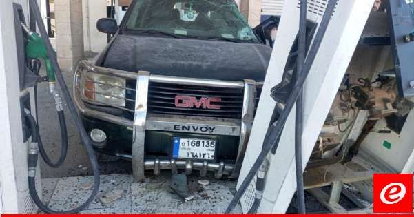 "النشرة": اصابة شخص جراء اصطدام سيارة بمحطة محروقات على طريق المصنع