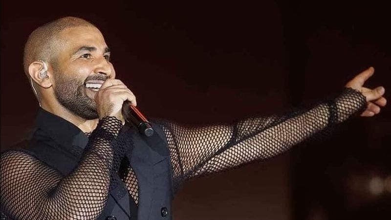 أحمد سعد عن أزمة القميص الشبك: عمرو دياب لبس حلق ومحدش هاجمه – صور