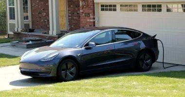 تكنولوجيا: تسلا تصدر استدعاءً لسيارتها الرياضية متعددة الاستخدامات Model X.. اعرف ليه