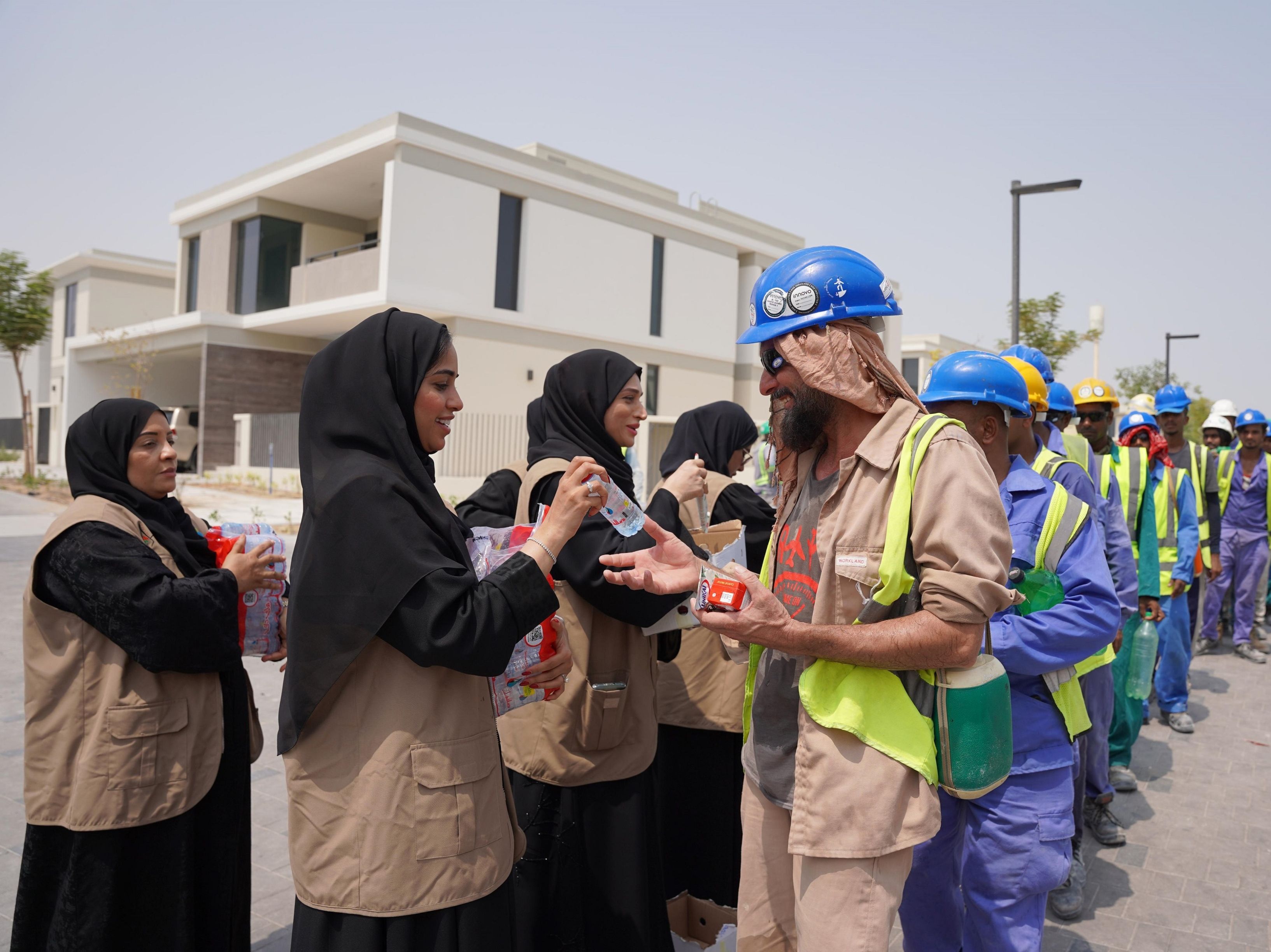 الامارات | الإدارة العامة للإقامة وشُؤون الأجانب بدُبيّ توفّر صيفاً مُنعشاً لـ 8000 عامل