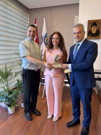 مستشفى سيدة المعونات وجمعية "من حقيّ الحياة" كرّما أطباء عاملين في العيادات الخارجية المجانية