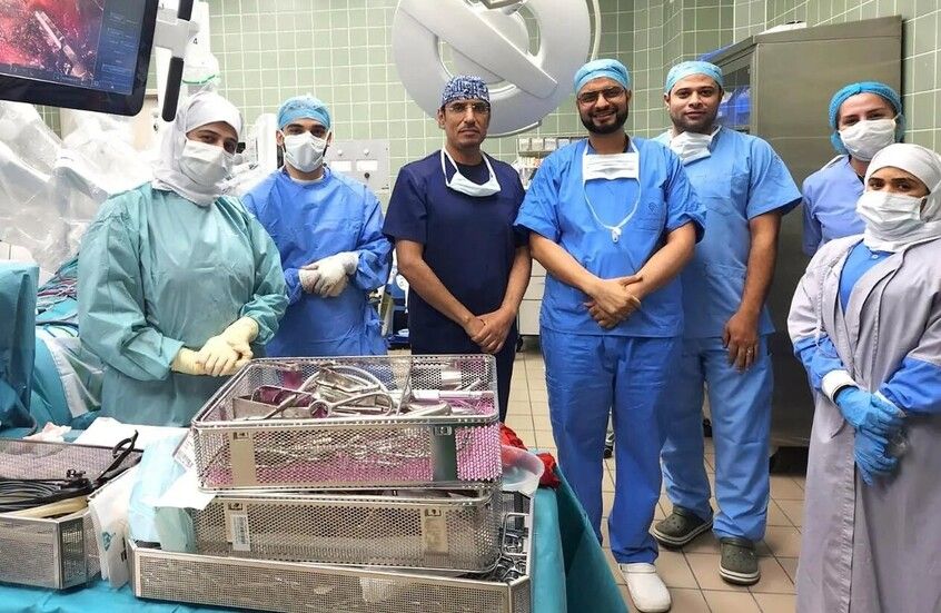 الخليج اليوم .. الأولى من نوعها.. فريق طبي سعودي يستأصل الغدة الدرقية بالروبوت الجراحي
