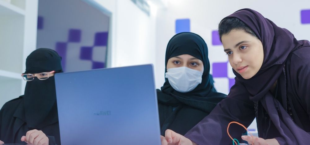 أكاديمية طويق تطلق شراكة مع اتحاد الروبوت والرياضات اللاسلكية