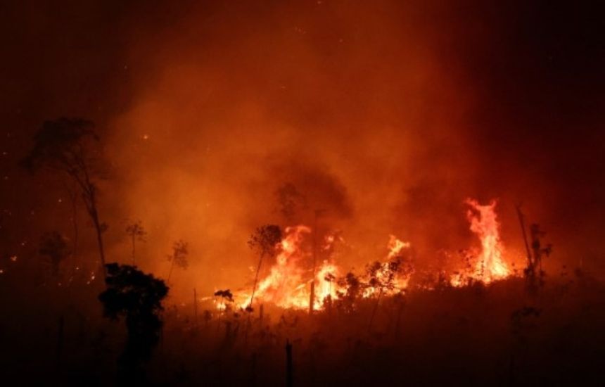 وفاة شخصين في حرائق غابات طالت 30 مدينة برازيلية