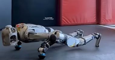 تكنولوجيا: تعرف على روبوت بشرى يؤدى تمارين ضغط ويتحرك بمرونة وتوازن