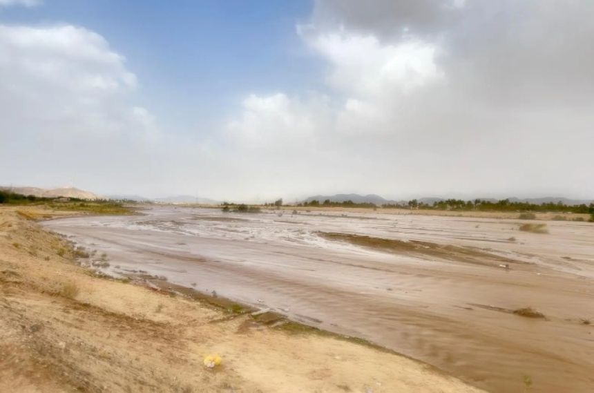 الدفاع المدني: عبور الأودية أثناء جريانها يعرض لغرامة تصل إلى 10 آلاف ريال