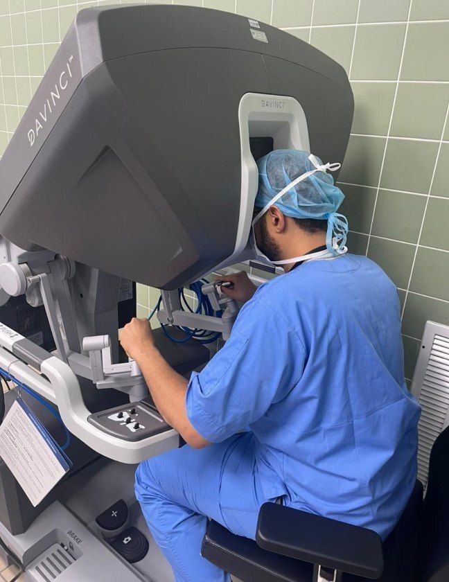 الخليج اليوم .. الأولى من نوعها.. فريق طبي سعودي يستأصل الغدة الدرقية بالروبوت الجراحي