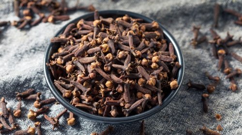 “عايزه ترجعي عروسه”… اخلطي زيت جونسون مع القرنفل وحطيه بالطريقة دي هتنبهري من اول استعمال