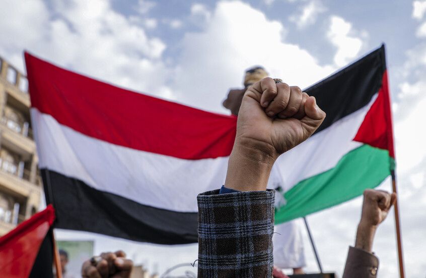 الخليج اليوم .. الحوثيون يباركون لحزب الله الهجوم "الكبير والشجاع": الرد اليمني آت حتما