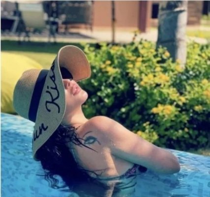 شاهد .. الصاروخ هيفاء وهبي تفجر الإنترنت بالبكيني وتستعرض التاتو