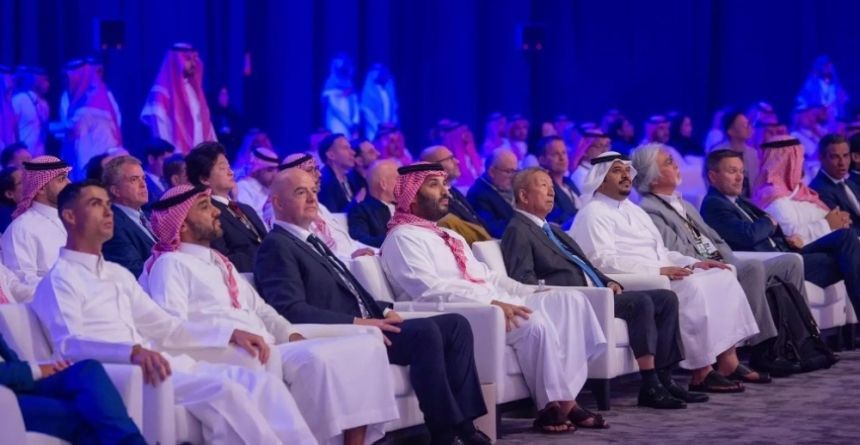 بالصور.. ولي العهد يتوج بطل كأس العالم للرياضات الإلكترونية