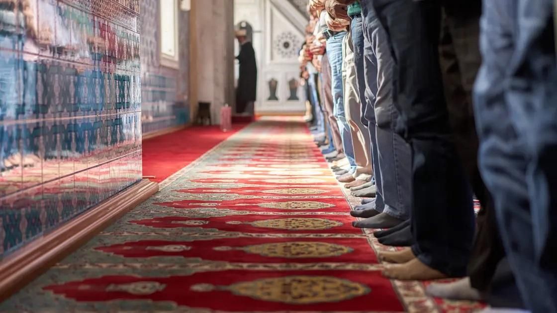الامارات | مُصلٍّ جزائري يتعرض لضرب مبرّح من إمام المسجد لسبب لا يُصدَّق (فيديو)