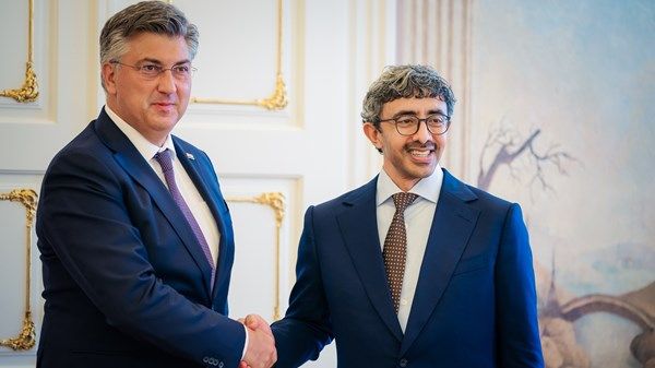 عبدالله بن زايد يبحث مع رئيس وزراء كرواتيا تعزيز التعاون الثنائي