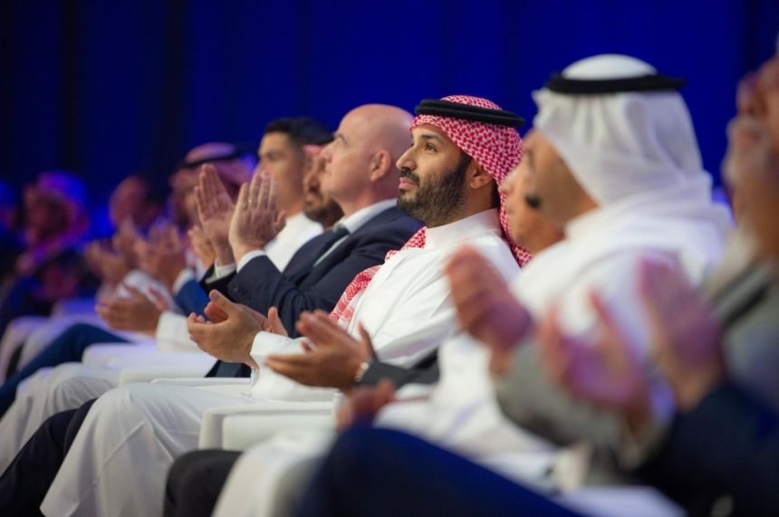 بالصور.. ولي العهد يتوج بطل كأس العالم للرياضات الإلكترونية