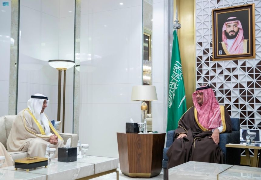 وزير الداخلية يستعرض الموضوعات المشتركة مع أمين مجلس التعاون