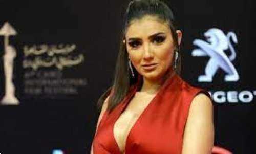 مي عمر حتة ملبن في وصلة رقص كلها دلع: اتفرج وانت مؤدب