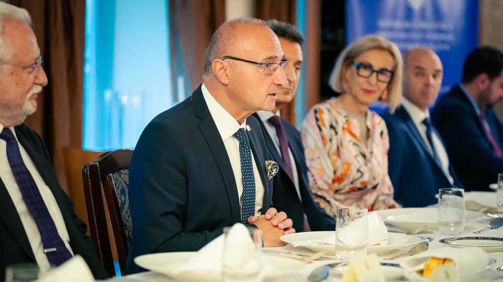 عبدالله بن زايد يلتقي في زغرب وزير خارجية كرواتيا