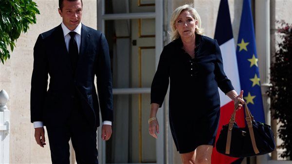 ماكرون يلتقي زعيمة اليمين المتطرف وسط ضغوط لتسمية رئيس جديد للحكومة
