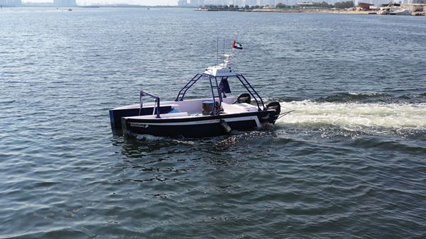 كاشطة بحرية ذكية من بلدية دبي لجمع المخلفات العائمة