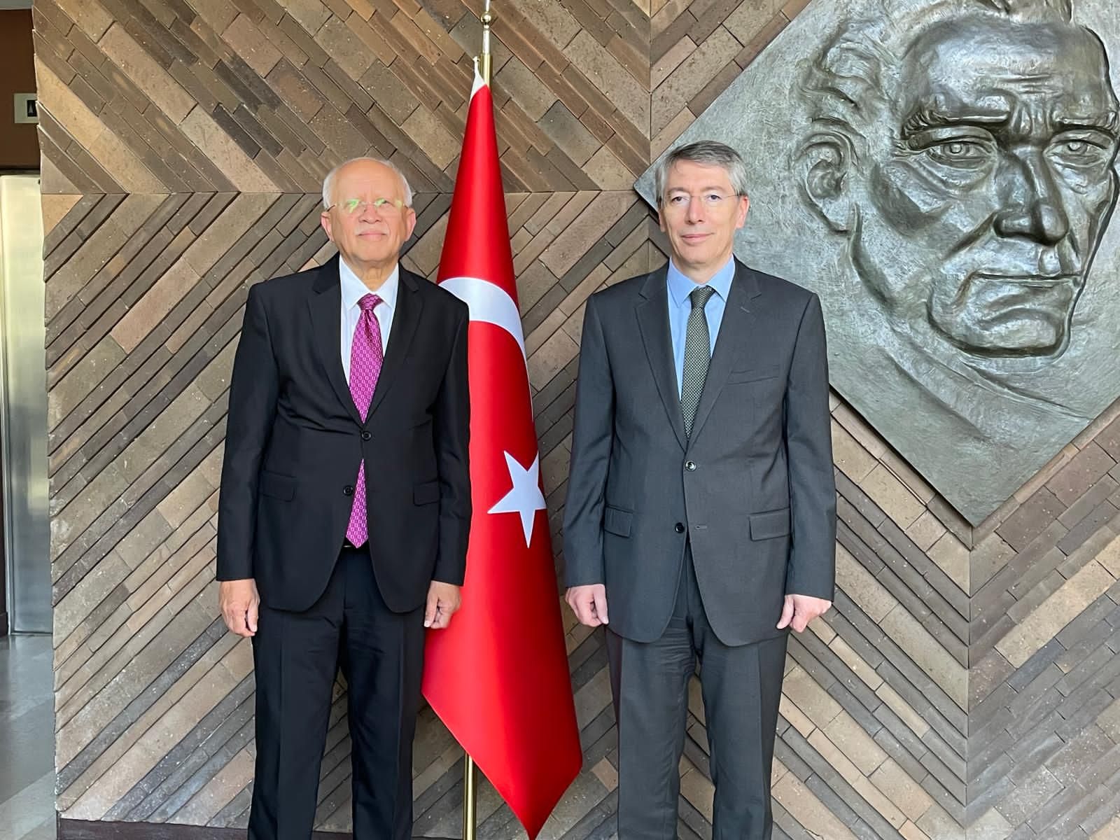 الخليج اليوم .. السفير اليمني يلتقي بالسفير التركي في فرنسا