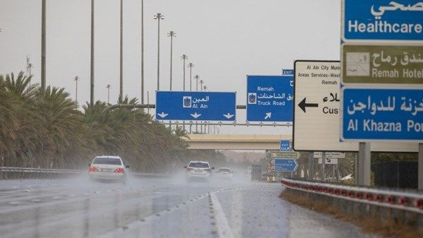 أمطار الخير على مناطق متفرقة في مدينة العين