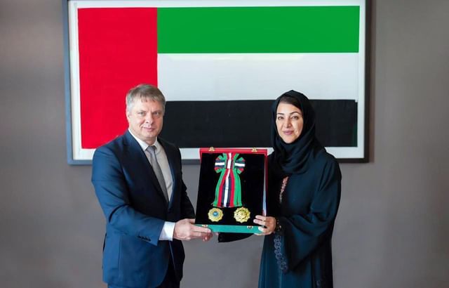 الامارات | رئيس الدولة يمنح سفير جمهورية بيلاروس وسام الاستقلال من الدرجة الأولى