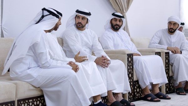 حمدان بن محمد يقدم واجب العزاء في وفاة عارف عبيد المهيري