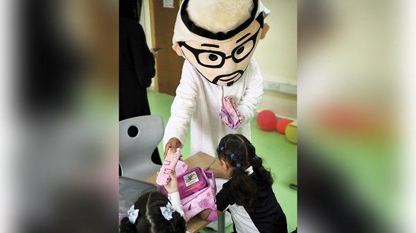 الشخصيات الكرتونية في استقبال طلبة مدارس الظفرة