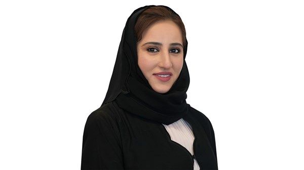 مي الطائي: المعلمة الإماراتية وصية على الهوية الوطنية