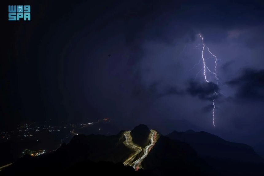 ليست خطيرة.. "الأرصاد" يكشف حقيقة ظاهرة "البرق الراجع"