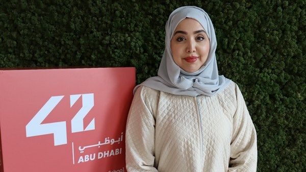 «مدرسة 42 أبوظبي»: الإماراتية نموذج متميز في عملية بناء الحاضر والمستقبل