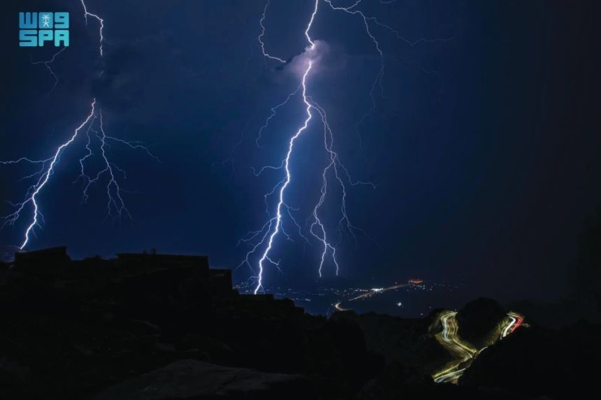 ليست خطيرة.. "الأرصاد" يكشف حقيقة ظاهرة "البرق الراجع"