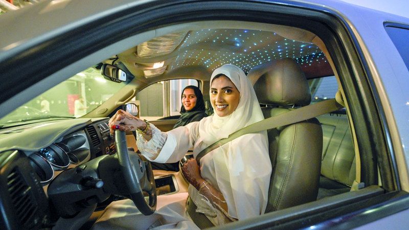 الامارات | سيدة في «عباية رالي».. احتفال بيوم المرأة على وقع هدير السيارات